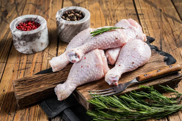 Fresh Chicken drumsticks legs with skin, raw poultry meat. Wooden background. Top view — Stock Photo, Image