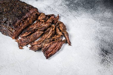 Tütsülenmiş biftek bifteği. Beyaz arka plan. Üst Manzara. Boşluğu kopyala