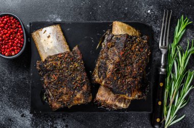 Otlu barbekü bifteği ve pirzola. Siyah arka plan. Üst görünüm