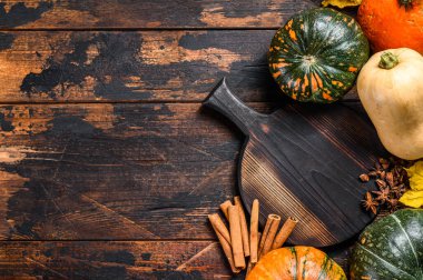 Şükran Günü ya da sonbahar balkabağı tatili geçmişi. Karanlık ahşap arka plan. Üst Manzara. Boşluğu kopyala