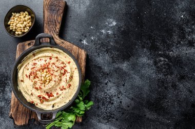 Nohut ve maydanozlu humus ezmesi. Siyah arka plan. Üst Manzara. Boşluğu kopyala