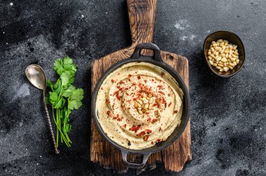 Nohut ve maydanozlu humus ezmesi. Siyah arka plan. Üst görünüm