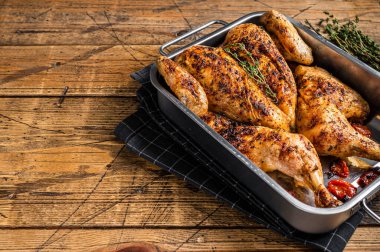 Ev yapımı tavuk rostosu, kekik ve fırın tabağı. Ahşap arka plan. Üst Manzara. Boşluğu kopyala