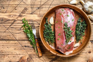 Çiğ çiğ tavuk ördeği etli et göğsü fileto ve otlar. Ahşap arka plan. Üst Manzara. Boşluğu kopyala