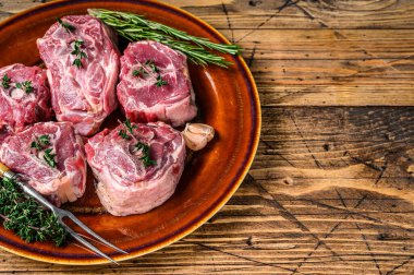 Kuzu boynunda, kekik ve biberiyeli kuzu eti. Ahşap arka plan. Üst Manzara. Boşluğu kopyala