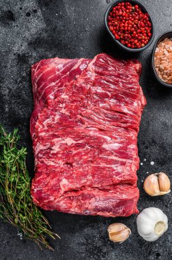 Çiğ mermer et ve şifalı otlar. Siyah arka plan. Üst görünüm