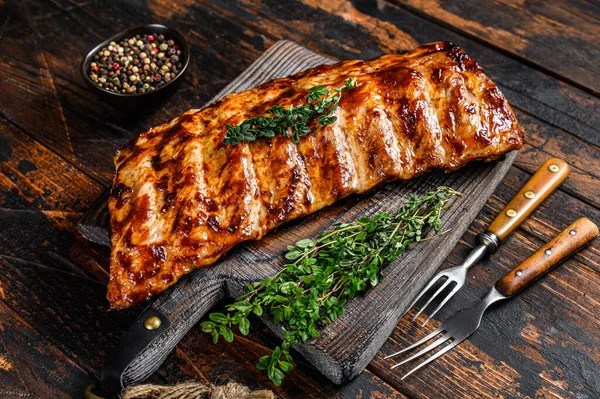 Kesme tahtasında ızgara domuz pirzolası. Ahşap arka plan. Üst görünüm