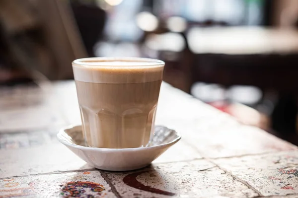 Latte xícara de café branco com arte forma de coração no café. Vista superior. Espaço de cópia — Fotografia de Stock