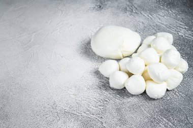 Mozzarella peynirli mini toplar mutfak masasında. Beyaz arka plan. Üst Manzara. Boşluğu kopyala