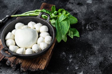 Mozzarella peynirli mini toplar ve fesleğen. Siyah arka plan. Üst Manzara. Boşluğu kopyala