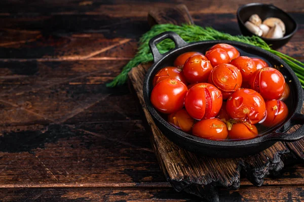 Gesalzene eingelegte Kirschtomaten in einer Pfanne mit Kräutern und Dill. Dunkler Holzhintergrund. Ansicht von oben. Kopierraum — Stockfoto