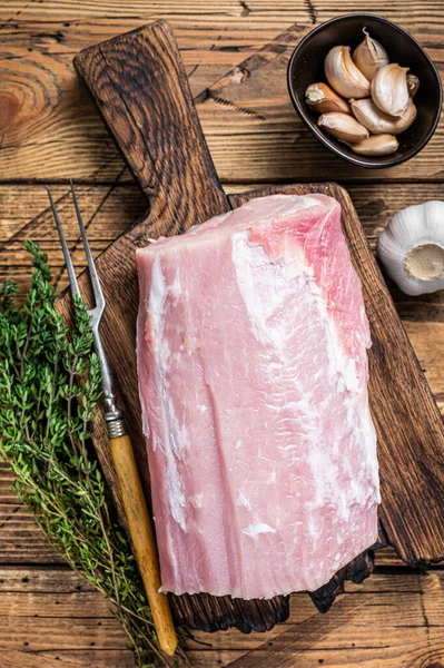 Tahtada baharatlı çiğ domuz filetosu. Ahşap arka plan. Üst görünüm