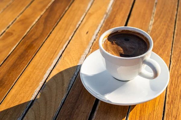 Чашка турецької кави у кафе. Дерев'яний фон. Краєвид. Копіювальний простір — стокове фото