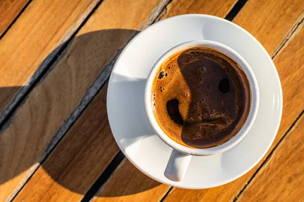 Чашка турецької кави у кафе. Дерев'яний фон. Краєвид — стокове фото