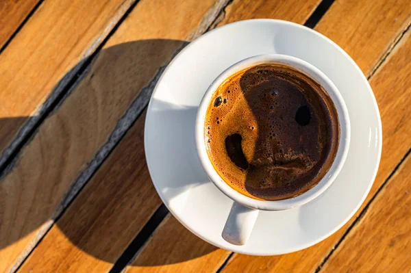 En kopp turkiskt kaffe på caféet. Trä bakgrund. Ovanifrån — Stockfoto