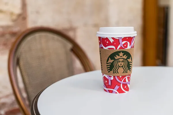 Istambul, Turkiet - 18 november 2021: En pappersmugg Starbucks-kaffe med logotyp — Stockfoto