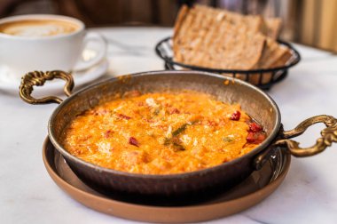 Geleneksel Türk menileri yumurta, sucuk sosis ve domates. Beyaz arka plan. Üst görünüm