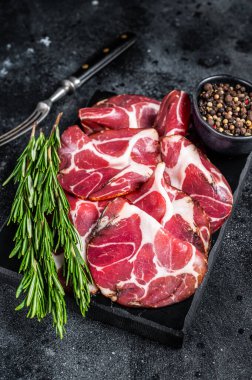 Coppa, Capocollo, Capicollo mermer panoda Cured jambonu. Siyah arka plan. Üst görünüm