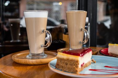 Klasik New York Cheesecake ve Coffee Latte kahvesi. Üst görünüm