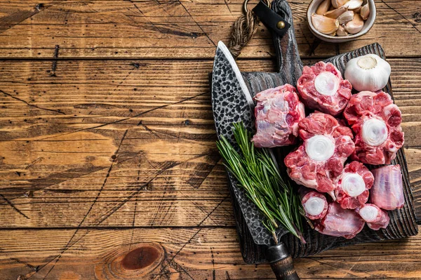 Carne cruda di manzo Taglio oxtail Carne su tagliere in legno con coltello. sfondo in legno. Vista dall'alto. Copia spazio — Foto Stock