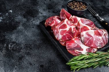 Coppa, Capocollo, Capicollo mermer panoda Cured jambonu. Siyah arka plan. Üst Manzara. Boşluğu kopyala