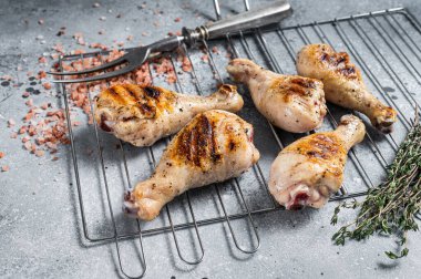 Izgarada ızgara Jerk Chicken, but budu kümes hayvanı eti. Gri arka plan. Üst görünüm