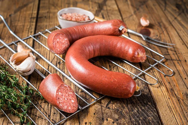 Izgarada Türk Sucuk eti sosisi. Ahşap arka plan. Üst görünüm