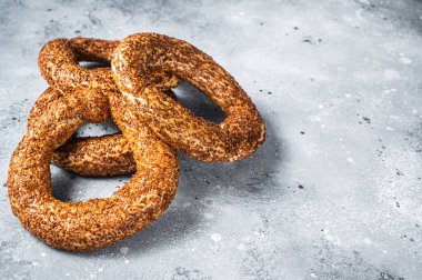 Susamlı Türk simidi Simit. Gri arka plan. Üst Manzara. Boşluğu kopyala