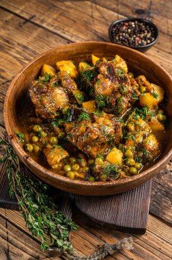 Kuzu kuyruğu, tahta tabakta sebzeli kuyruk güveci. Ahşap arka plan. Üst görünüm