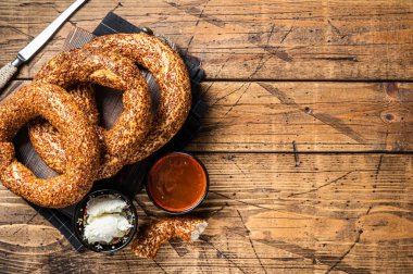 Simit, kayak ve bal ile geleneksel Türk kahvaltısı. Ahşap arka plan. Üst Manzara. Boşluğu kopyala