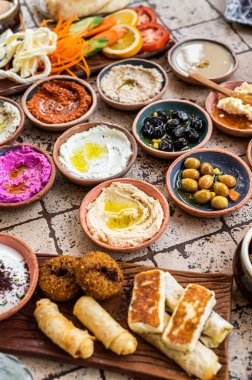 Lezzetli Türk aile kahvaltı masası hamur işleri, sebzeler, sebzeler, sebzeler, tabaklar, peynirler, kızarmış yumurtalar, reçeller. Üst görünüm