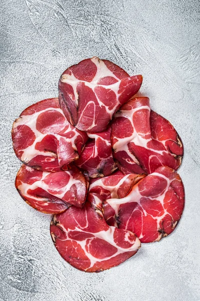 Coppa Jambon séché sur la table de cuisine. Fond blanc. Vue du dessus — Photo