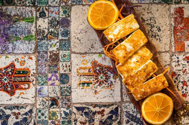 Tabakta otlarla ızgara Halloumi peyniri. Üst Manzara. Boşluğu kopyala
