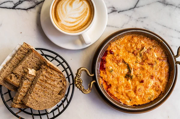 Geleneksel Türk menileri yumurta, sucuk sosis ve domates. Beyaz arka plan. Üst görünüm