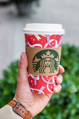 İstambul, Türkiye - 18 Kasım 2021: Logolu bir fincan Starbucks kahvesi