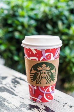 İstambul, Türkiye - 18 Kasım 2021: Logolu bir fincan Starbucks kahvesi