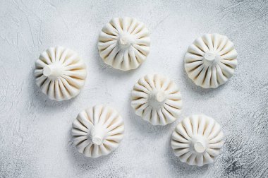 Gürcü çiğ Khinkali köftesi ve et. Beyaz arka plan. Üst görünüm