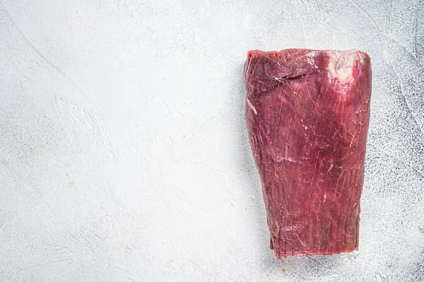 Carne de res Lomo de ternera carne cruda en la mesa del carnicero. Fondo blanco. Vista superior. Copiar espacio — Foto de Stock