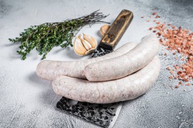 Bavyera geleneksel beyaz sosisleri et satırında. Beyaz arka plan. Üst görünüm