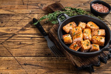 Kavrulmuş somon ya da tavada alabalık. Ahşap arka plan. Üst Manzara. Boşluğu kopyala