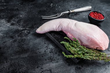 Kekikle mermer tahtada çiğ et ya da dana dili. Siyah arka plan. Üst Manzara. Boşluğu kopyala