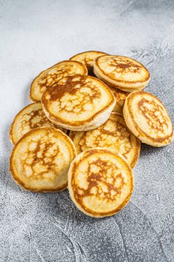 Mutfak masasında bir yığın tereyağlı krep. Beyaz arka plan. Üst Görünüm