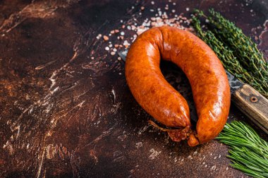 Kasap kırsalında otlu sıcak füme sosis. Karanlık arka plan. Üst Manzara. Boşluğu kopyala