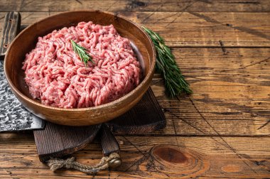 Tavuk ya da hindi kıyması, ahşap tabakta çiğ kümes hayvanları. Ahşap arka plan. Üst Manzara. Boşluğu kopyala