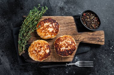 Ev yapımı domuz eti ve sığır pirzolası ya da tahta tahtada köfte. Siyah arka plan. Üst görünüm