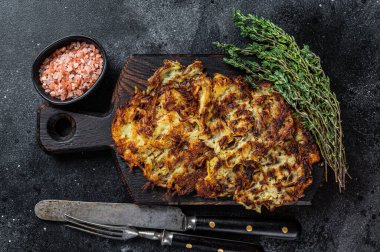 Tahta tahtada tuzlu ve otlu patatesli gözleme. Siyah arka plan. Üst görünüm