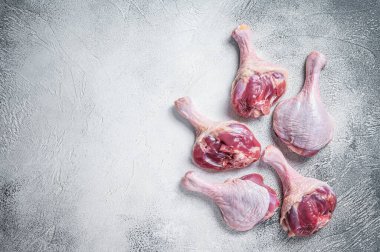 Çiğ ördek butları kasap masasında. Beyaz arka plan. Üst Manzara. Boşluğu kopyala