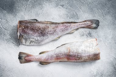 Mutfak masasında çiğ morina balığı. Beyaz arka plan. Üst görünüm