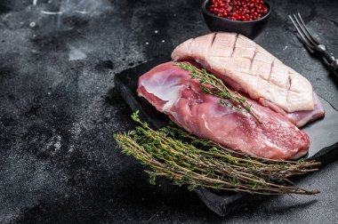 Çiğ ördek göğsü, fileto tavuk eti ve otlu biftek. Siyah arka plan. Üst Manzara. Boşluğu kopyala