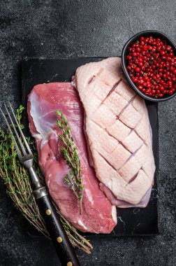 Çiğ ördek göğsü, fileto tavuk eti ve otlu biftek. Siyah arka plan. Üst görünüm